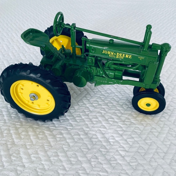 SOLD Vintage John Deere Diecast Model G Tractor - Picture 1 of 7